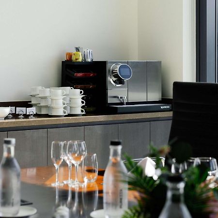 Pullman Brisbane Airport Hotel Exterior foto A coffee machine in a meeting room