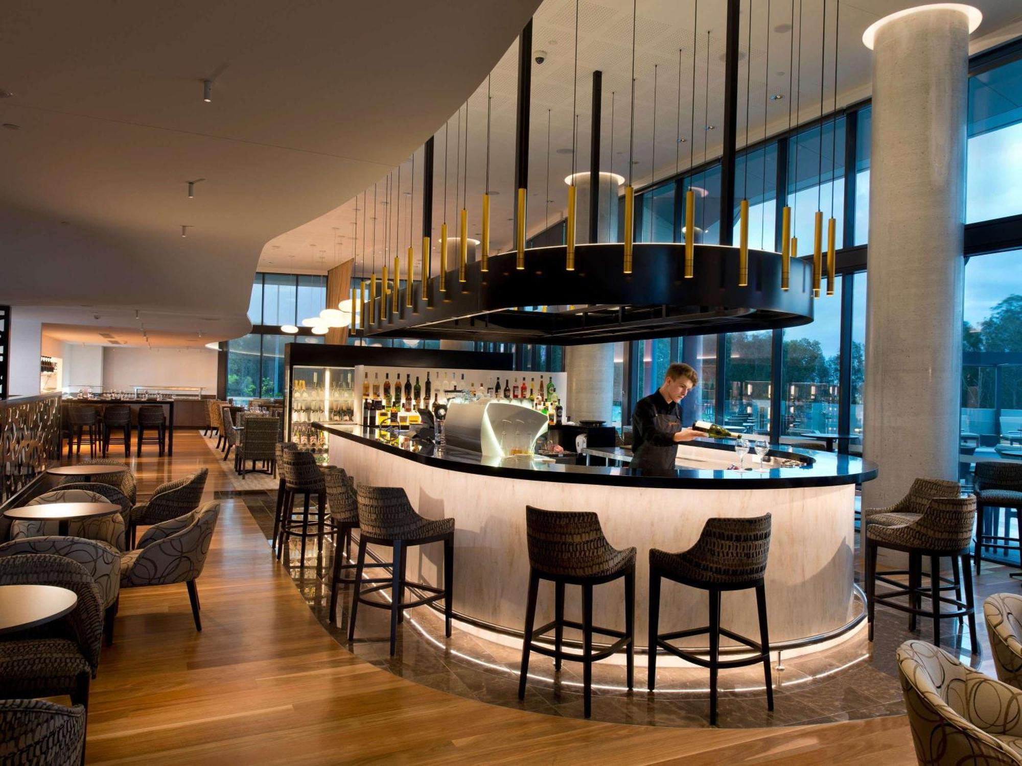 Pullman Brisbane Airport Hotel Exterior foto The bar at the London Hilton on Park Lane