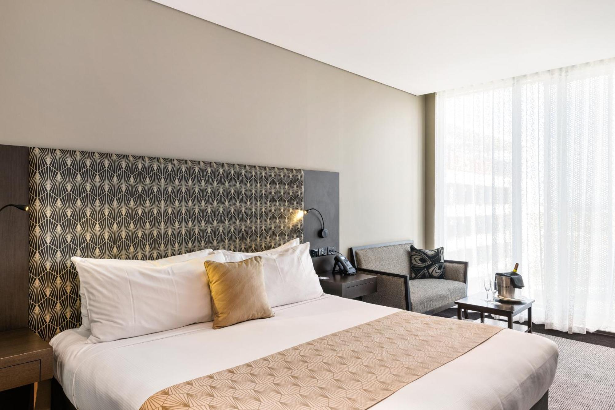 Pullman Brisbane Airport Hotel Exterior foto A bedroom at the hotel