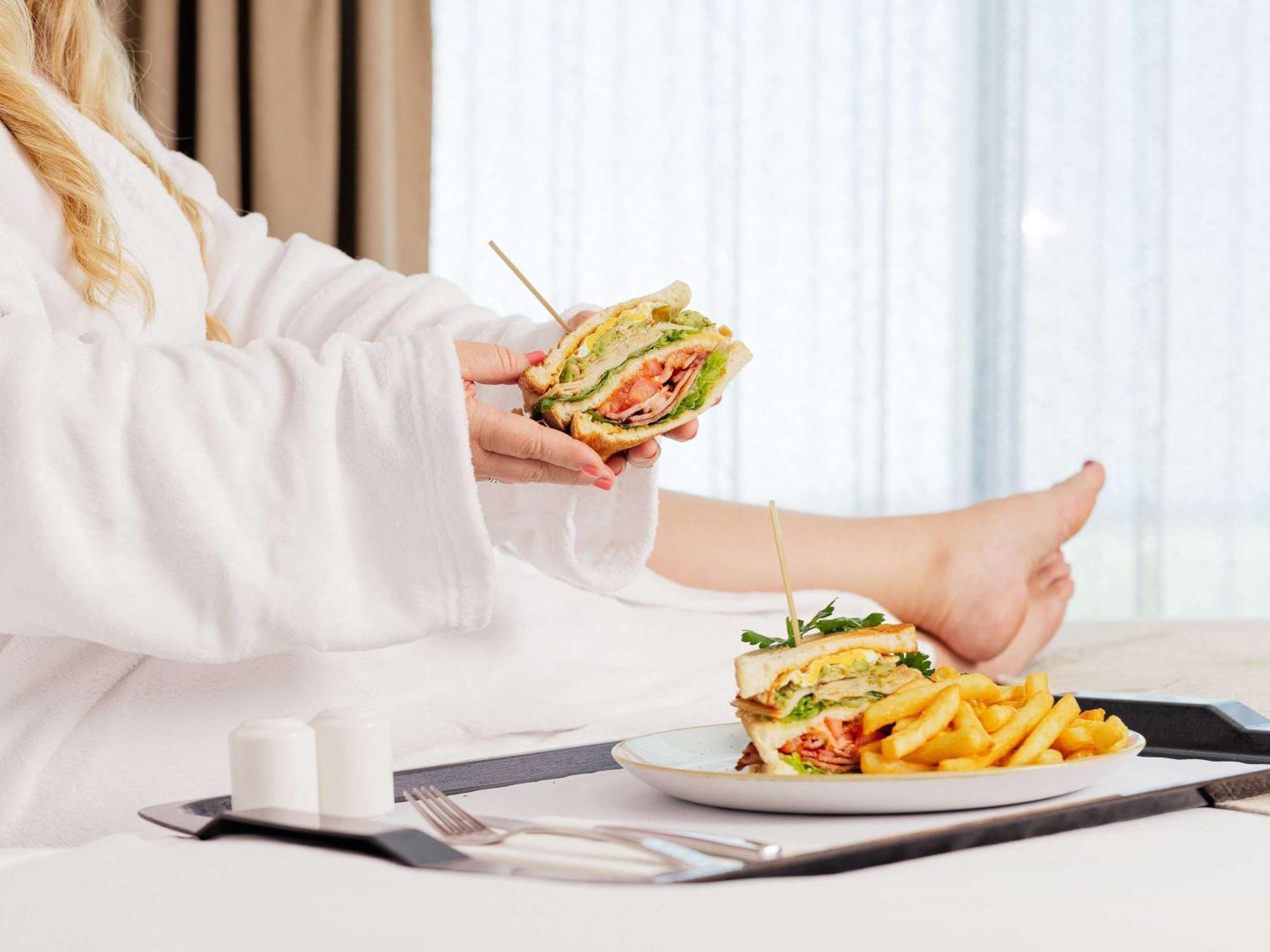 Pullman Brisbane Airport Hotel Exterior foto Room service