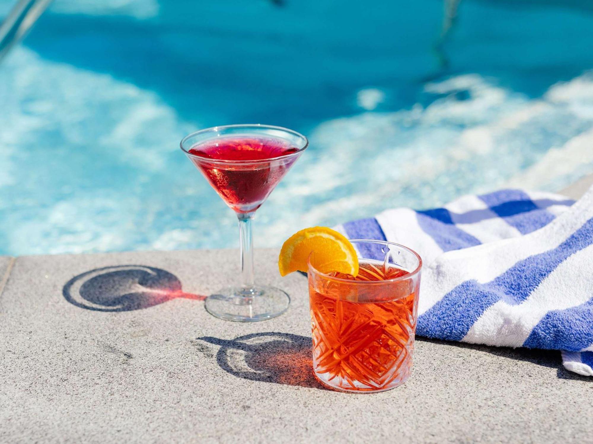 Pullman Brisbane Airport Hotel Exterior foto A cosmopolitan (left) and a Negroni (right)