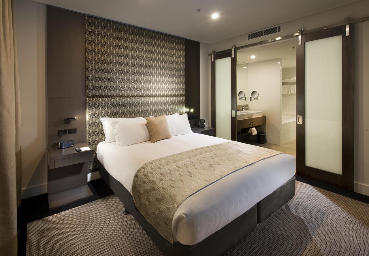 Pullman Brisbane Airport Hotel Exterior foto A bedroom at the hotel