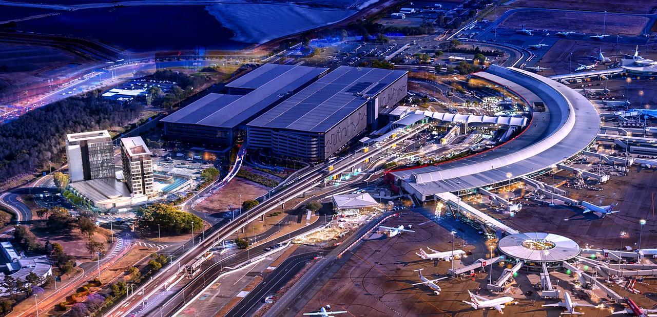 Pullman Brisbane Airport Hotel Exterior foto Aerial view of the airport at night