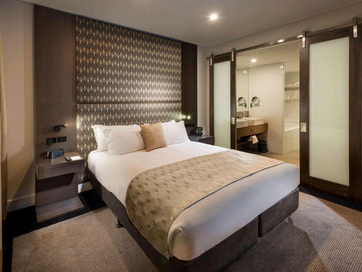 Pullman Brisbane Airport Hotel Exterior foto A bedroom at the hotel